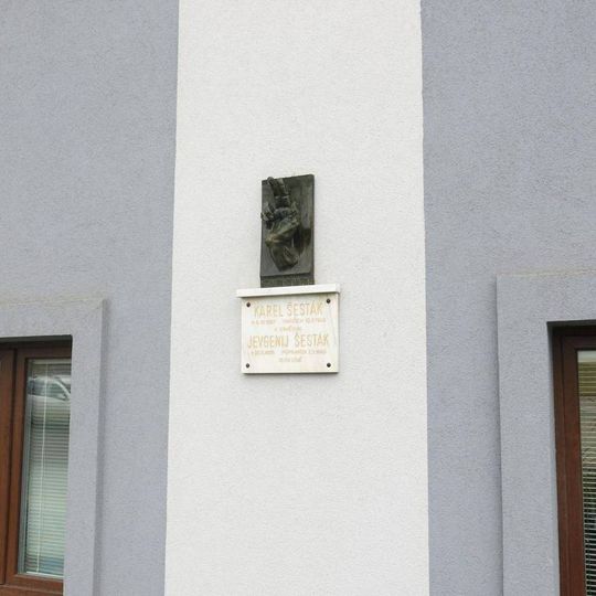 Pamětní deska obětem okupace 1939-45 na budově Městského úřadu v Klecanech