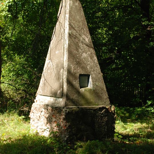 Обелиск на могиле лучшей учительницы республики Т.Н. Шумиловской