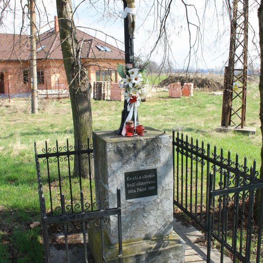 Kříž v Mělnické ulici v Lužci nad Vltavou