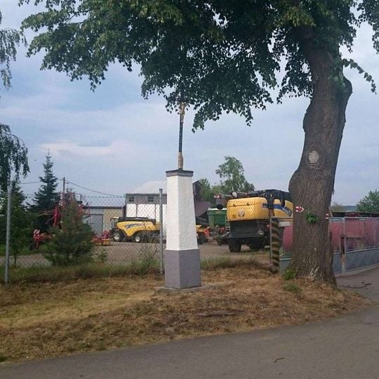 Kříž východně od Veliše u křižovatky