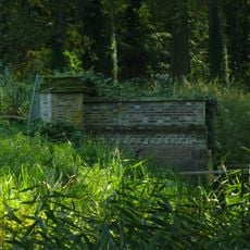 Heeswijk: twee bakstenen sokkels