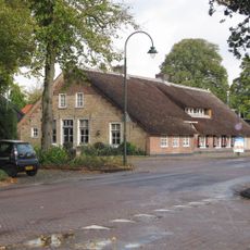 Boerderij, topgevel, langgerekt rieten dak op langhuis