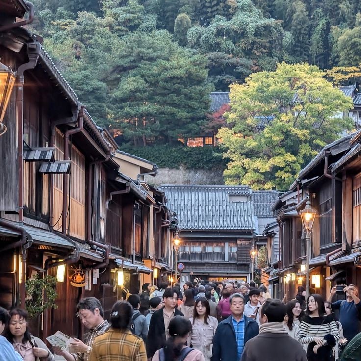 Higashi-chaya street