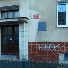 Pamětní deska Dušana Pšenčíka a Miroslava Brepty na domě Děkanská vinice I 813/6 v Praze