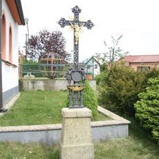 Kříž u kaple v Miřeticích