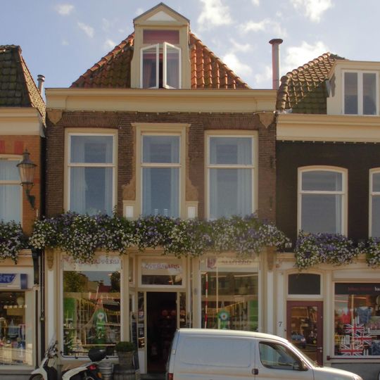 Winkel-woonhuis, bakstenen pand onder schilddak