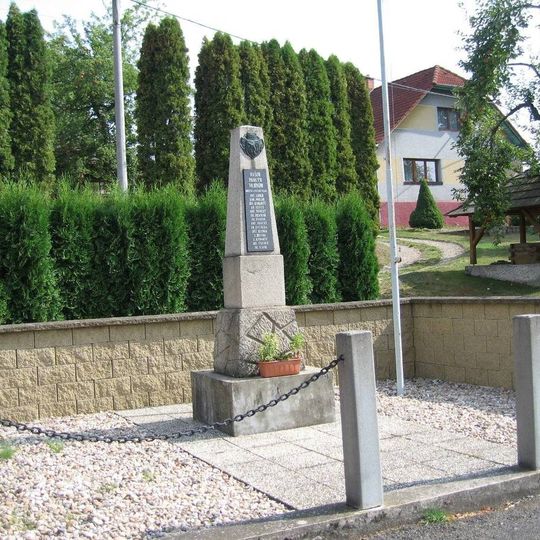 Pomník padlým ve středu obce Studený