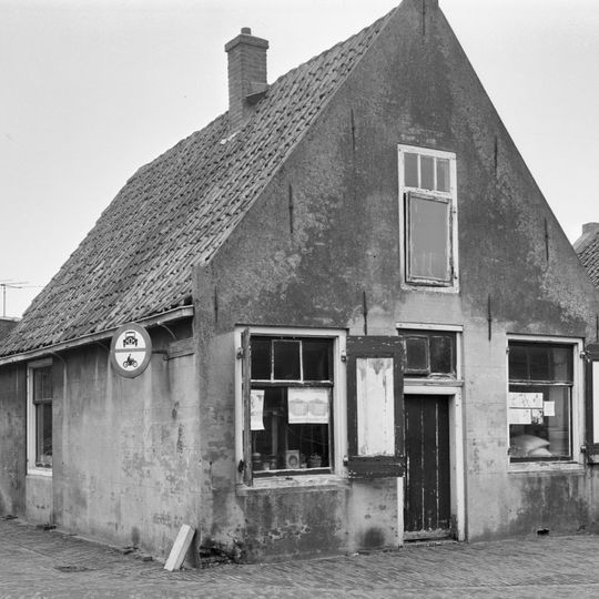 Pand met gepleisterde topgevel