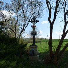 Kříž západně od Vlčetínce u rozcestí