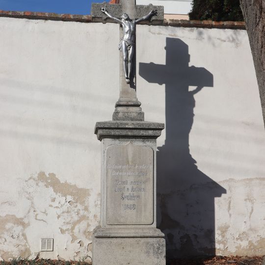 Kříž u kostela Čtrnácti sv. pomocníků v Radkovicích u Hrotovic