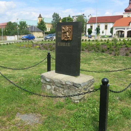 Pomník obětem okupace 1939-1945 v Kostomlatech pod Milešovkouu