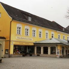 Ehemaliges Amtshaus, jetzt Wohn- und Geschäftshaus