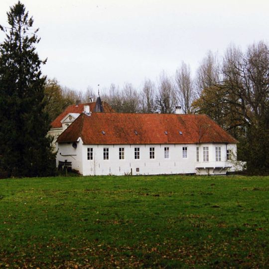 Eyckenlust: Kasteelhoeve met bijgebouw