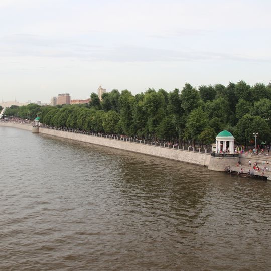 Две беседки-ротонды с ограждением набережной