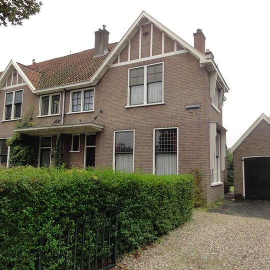 Vier middenstandswoningen in het Sonsbeekkwartier