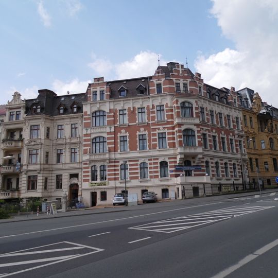 Wohnhaus in geschlossener Bebauung mit Vorgarten, Eckhaus zur Parkstraße Am Stadtpark 8