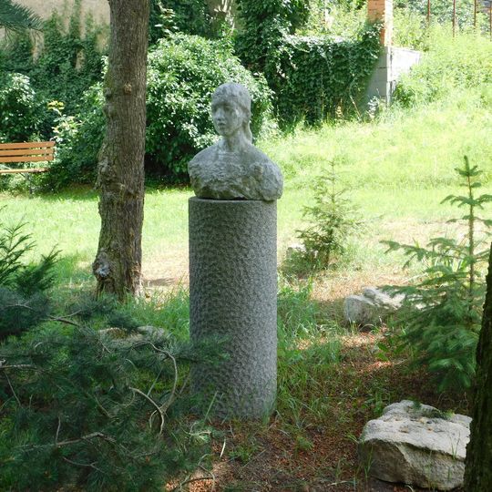 Busta dívky v zahradě tvrze v Tuchorazi