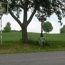 Křížek u golfového hřiště u Karlštejna