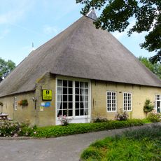 Kop-hals-rompboerderij in gele Friese steen op het terrein van de voorm. Liauckama State