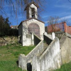 Zvonička v Kropáčově Vrutici u silnice na Mělnické Vtelno