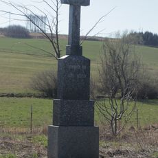 Kříž u silnice na Opatov u Předína