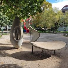 Plastika mezi ulicemi Souběžná a Krásného v Juliánově