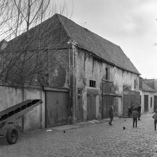 Bakstenen rechthoekige schuur onder pannen schilddak
