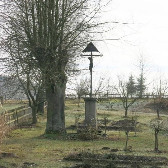 Kříž v zahradě u domu 100 v Horním Šenově