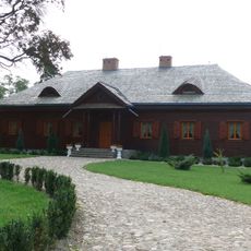 Dwór, poł. XIX, przeniesiony 1988