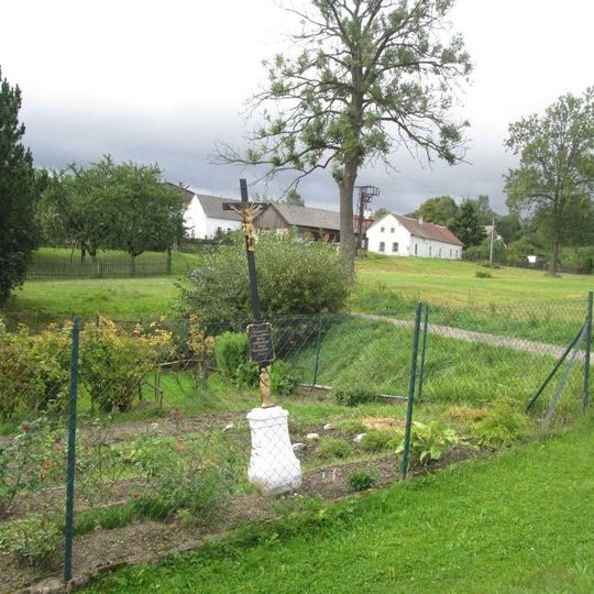 Kříž v Lidmani v zahradě
