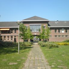 Poortgebouw van kazerne-complex (Westenberg Kazerne), vormgegeven in een zakelijke stijl