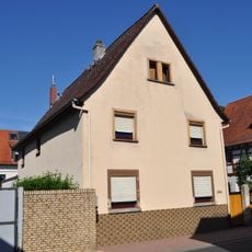 Giebelständiges, verputztes Fachwerkwohnhaus mit Satteldach
