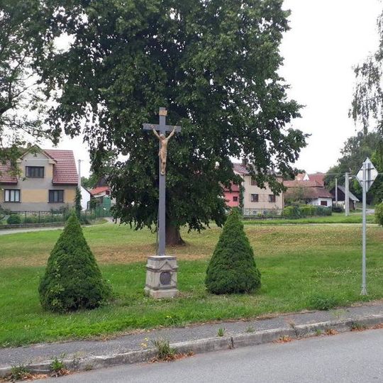 Kříž na návsi ve Vodice