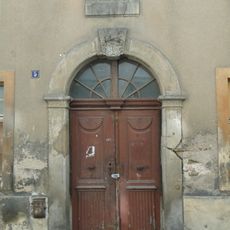 Haus Drei Eichen; Wohnhaus in geschlossener Bebauung, Eckhaus Fischmarktstraße 5 (Klosterplatz 2)