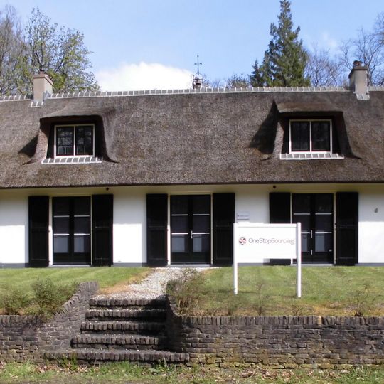 Laag klein landhuis met rieten dak gedekt, gepleisterd, ramen tot op de grond reikend. Dienstwoning van "Zonheuvel"
