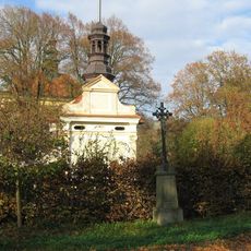 Kříž u vstupu do zámeckého areálu v Radíči