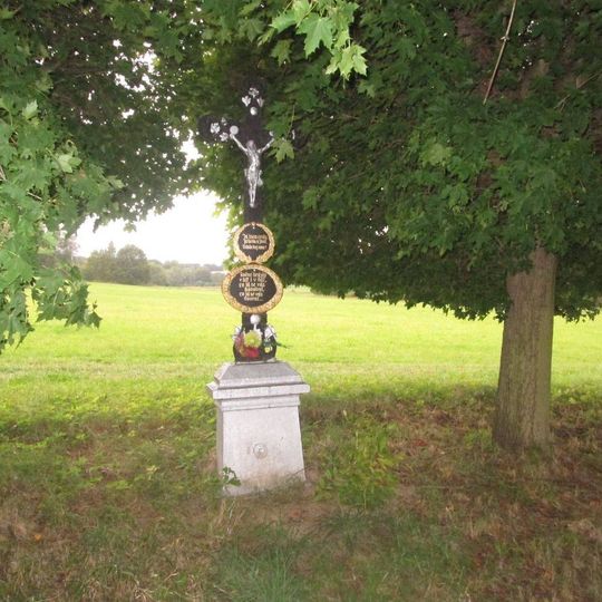 Kříž jižně od Zvíkova u lesa