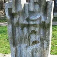 Kamenná plastika Lidé v parku v Růžodolské ulici