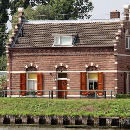 Veerhuis met schuurtje
