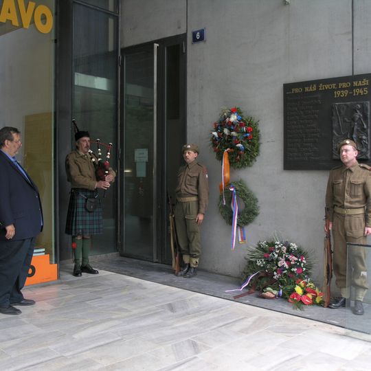 Pamětní deska obětem 2. světové války na domě Plzeňská 233/6 na Smíchově