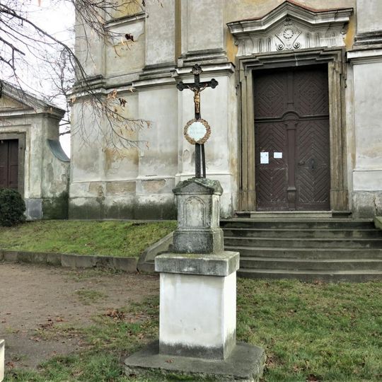 Kříž u kostela ve Vysoké