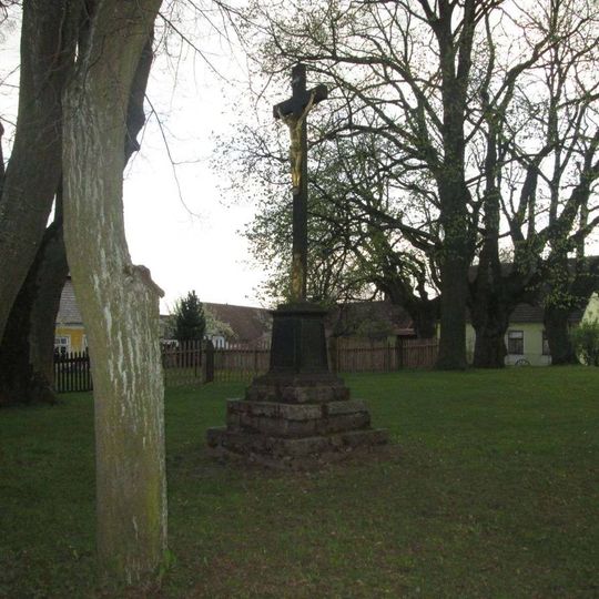 Kříž u kostela v Častrově