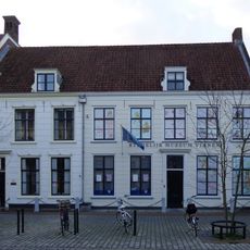 Huis onder een hoog zadeldak met het nr 97