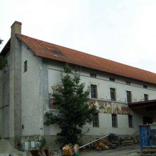 Ehemalige kommunale Lagerhalle mit Hopfendarre