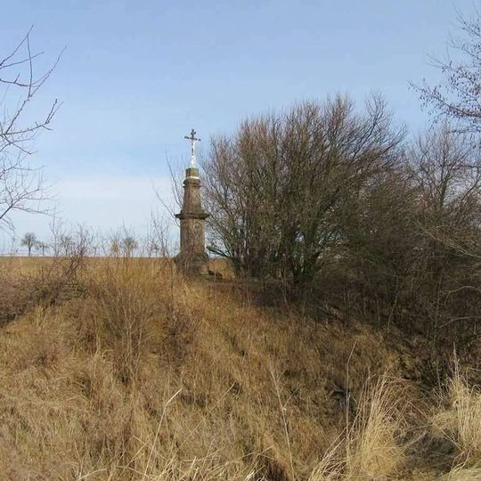 Kříž u Seničky vedle potoka Blata