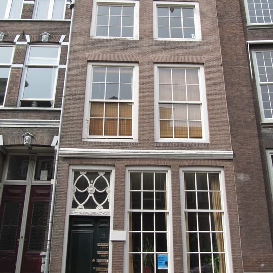 Pand met gave lijstgevel met verkropte kroonlijst met drie consoles