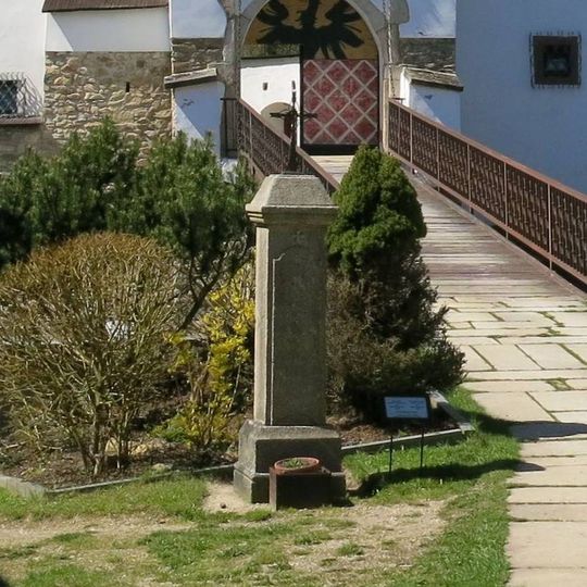 Künzlův kříž v předhradí hradu Seeberg