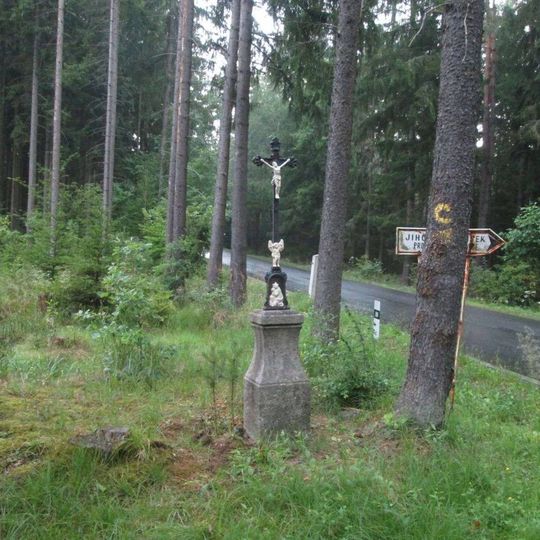 Kříž severně od Maňovic v lese u křižovatky