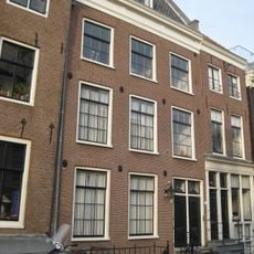 Pand met gevel onder rechte lijst