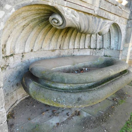 Kašna ve východní části balustrády v zahradě zámku v Brandýse nad Labem